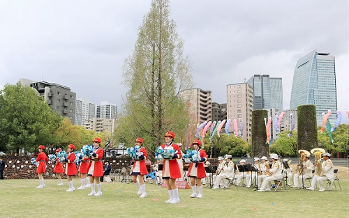 警察音楽隊とカラーガード隊による演奏と演技の様子 (2025年4月実施)
